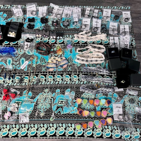 ✨ Mystery Jewelry Bundle – 20 Items ✨ - Picture 6 of 10